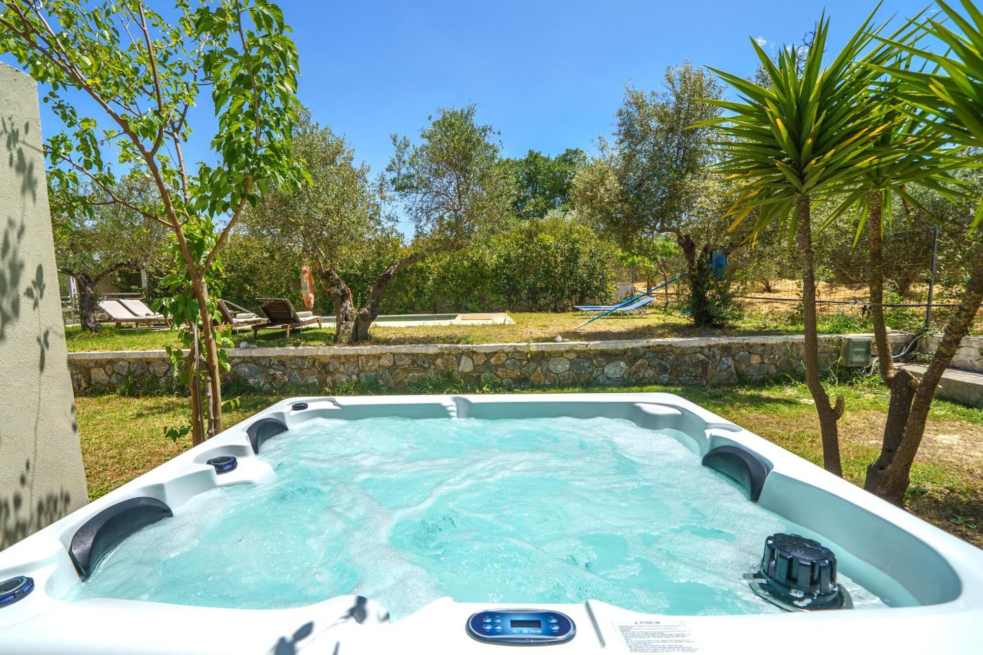 Villa Marian With Private Swimming Pool & Jacuzzi Georgioupoli Bagian luar foto